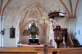 Innenansicht der Kirche in Behlendorf, Blick auf Altar und Kanzel