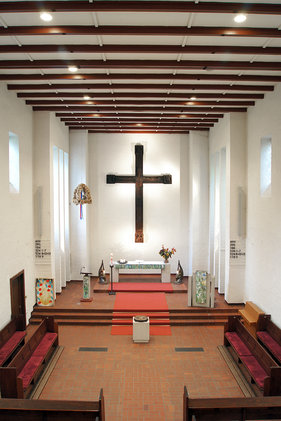 Ansicht des Altarraums der Heilig-Geist-Kirche Wohltorf von der Empore aus
