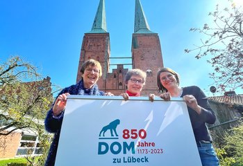Drei Frauen vor dem Dom mit einem Roll-Up - Copyright: Bastian Modrow