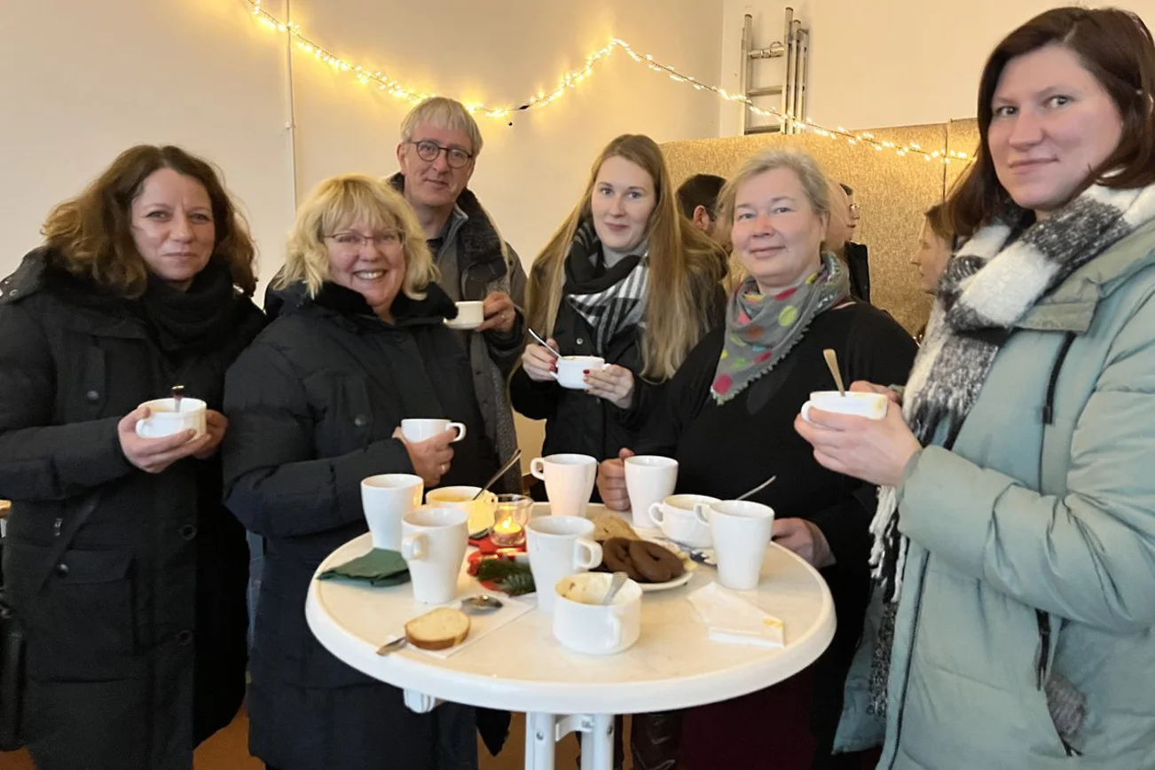 Menschen an einem Bistrotisch