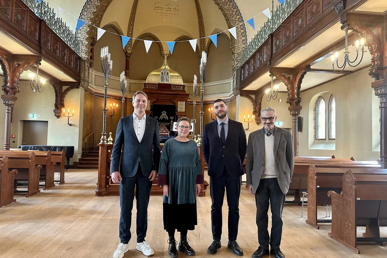 Vier Personen in einer Synagoge