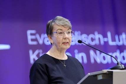 Eine Frau spricht in einem Raum - Copyright: Susanne Hübner, Nordkirche