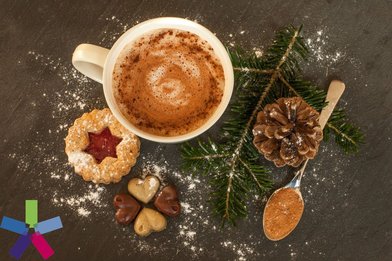 eine Tasse mit Kakao steht neben Keksen und einem Tannenzweig - Copyright: Sabrina Ripke | pixabay
