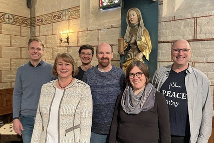 Sechs Personen stehen in einer Kirche vor einen Frauenstatue - Copyright: Annkathrin Bornholdt