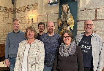 Sechs Personen stehen in einer Kirche vor einen Frauenstatue - Copyright: Annkathrin Bornholdt