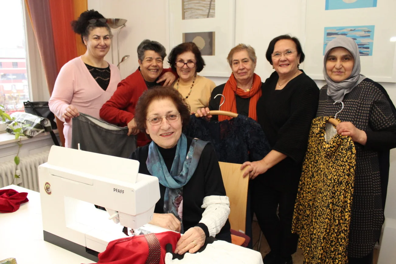 Eine Gruppe von Frauen an einer Nähmaschine