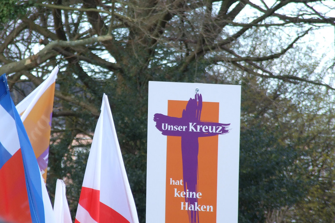 Fahne mit Aufdruck "Unser Kreuz hat keine Harken"
