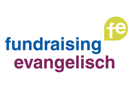 Schriftzug in blauer Farbe, erste Zeile: fundraising, zweite Zeitel lilafarben: evangelisch