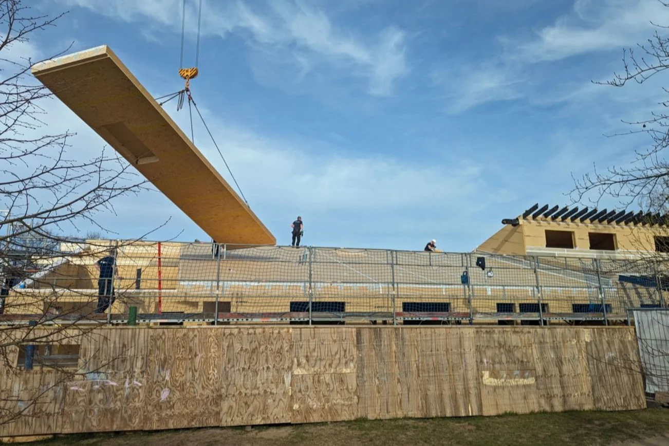 Neubau mit Kran und Bauarbeitern