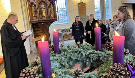 Personen in einer Kirche