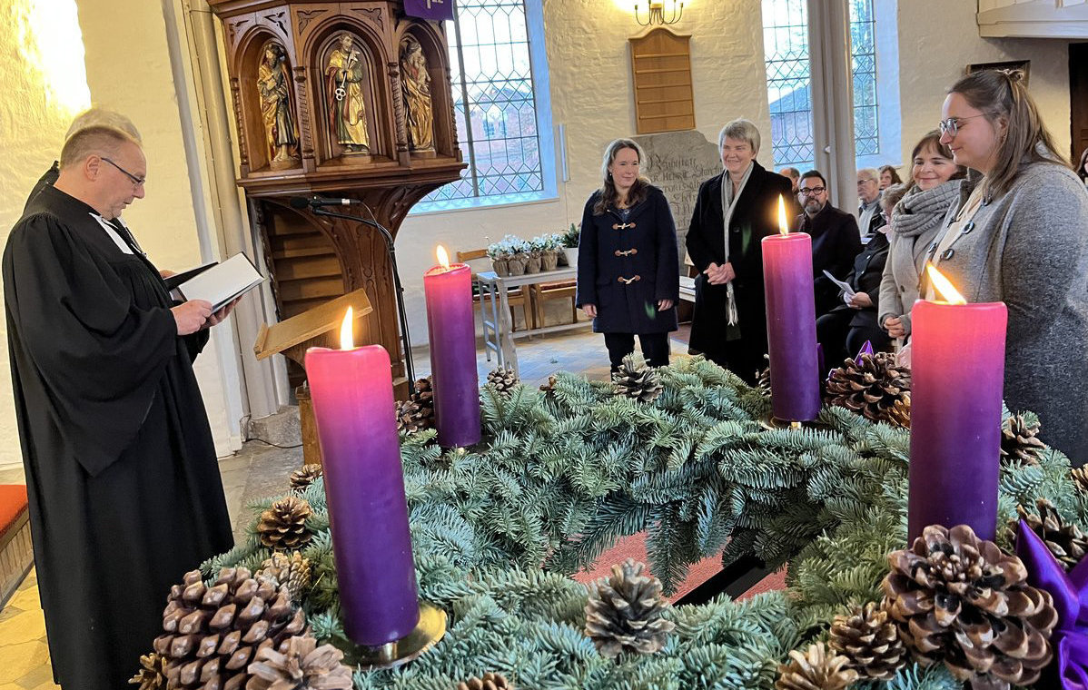 Personen in einer Kirche