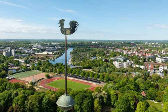 Ein Kirchturm mit Hahn 