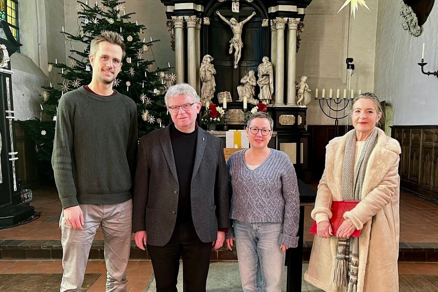 Vier Personen stehen nebeneinander vor dem Altar der St.-Lorenz-Kirche in Travemünde. - Copyright: Katharina Micheel