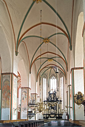 Blick durch das gesamte Hauptschiff auf den Altar