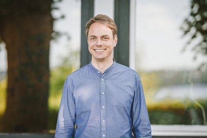 Ein Mann mit blauem Hemd lächelt in die Kamera. - Copyright: Guido Kollmeier