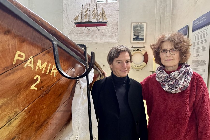 Zwei Frauen in einer Kirche - Copyright: Bastian Modrow