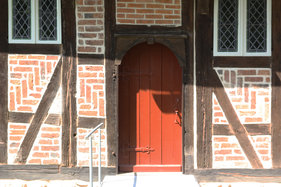 Der Eingang der St.-Georg-Kapelle in Fuhlenhagen