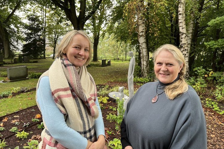 Zwei Frauen auf einem Friedhof lächeln in die Kamera Copyright: Annkathrin Bornholdt