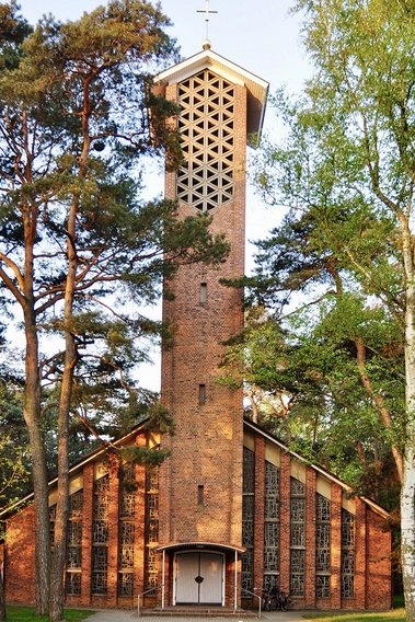 Hier sieht man den Eingang der Christuskirche in Geesthacht Düneberg
