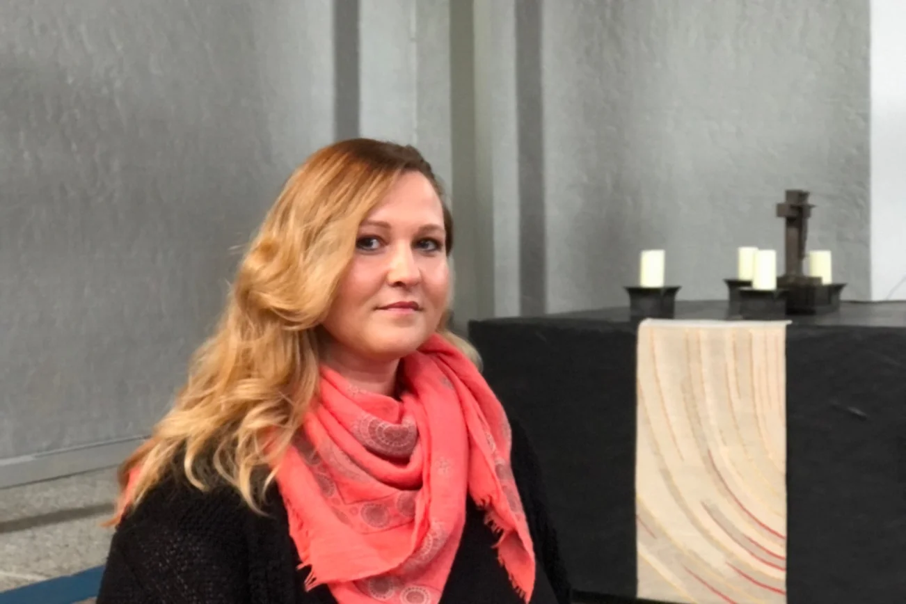 Eine Frau schaut in die Kamera.