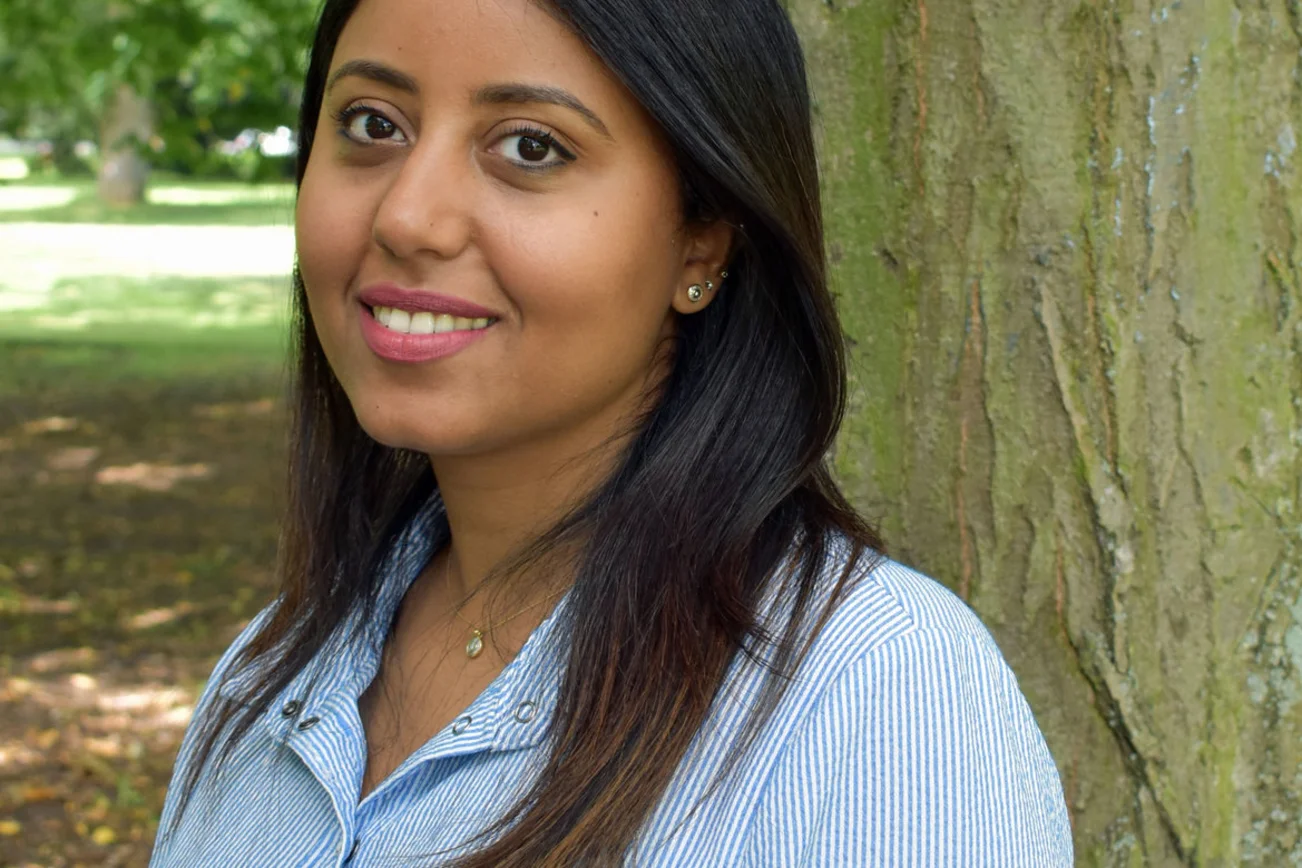 Eine junge Frau lächelt.