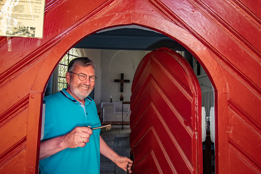 Ein Mann schließt eine Kapelle auf - Copyright: Bastian Modrow