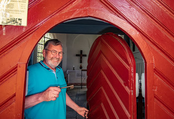 Ein Mann schließt eine Kapelle auf - Copyright: Bastian Modrow