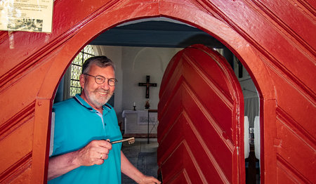 Ein Mann schließt eine Kapelle auf