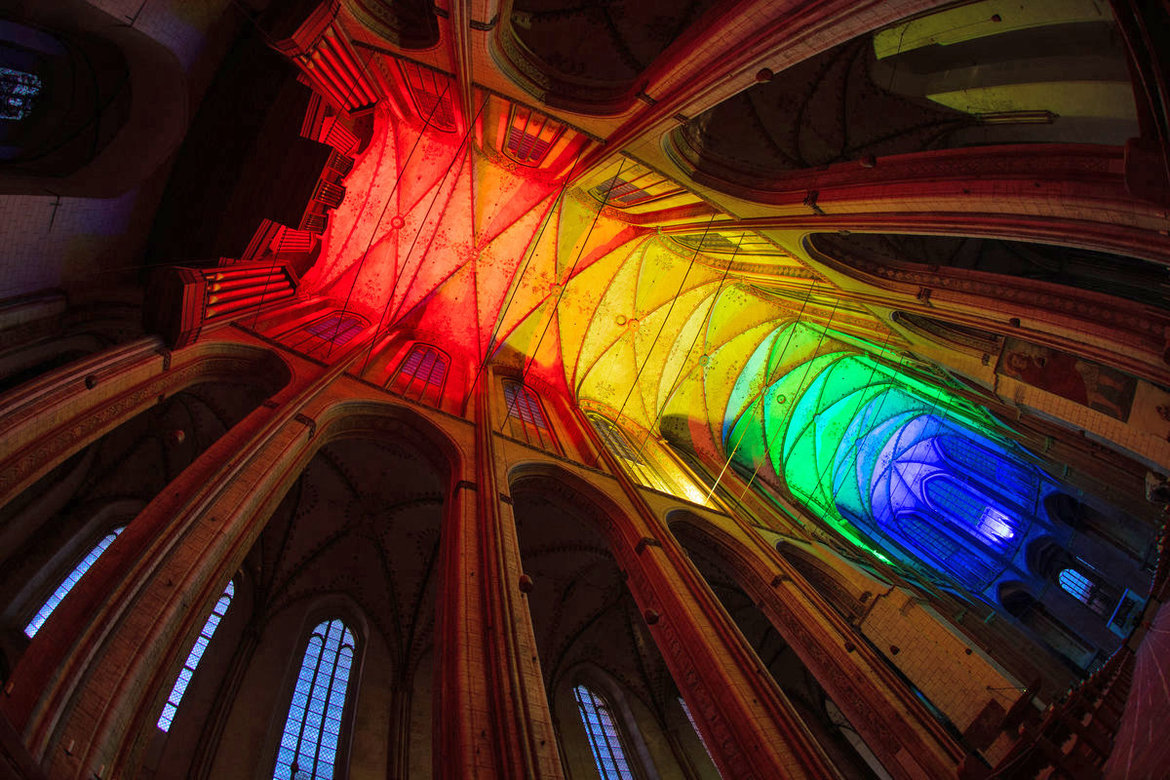 Kirchenschiff von St. Marien des Kirchenkreises Lübeck-Lauenburg bunt erleuchtet