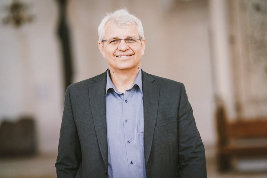 Mann lächelt in die Kamera - Copyright: Guido Kollmeier