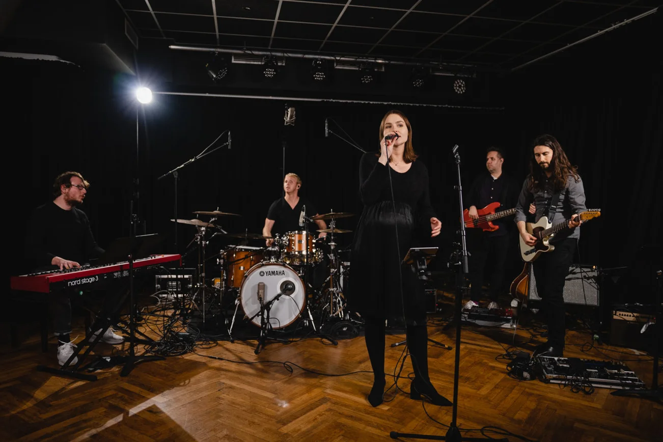 Eine Band spielt in einem Probenraum