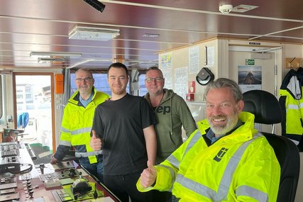 Vier Männer lächeln in die Kamera - Copyright: Deutsche Seemannsmission in Lübeck e.V.