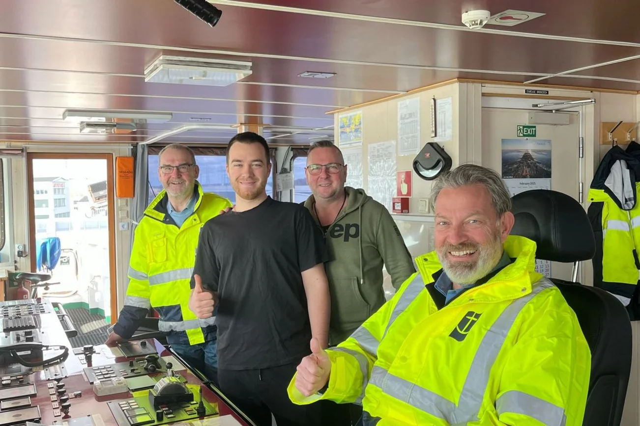 Vier Männer lächeln in die Kamera