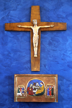 Nahansicht des Altarkreuzes der St.-Andreas-Kirche in Sahms