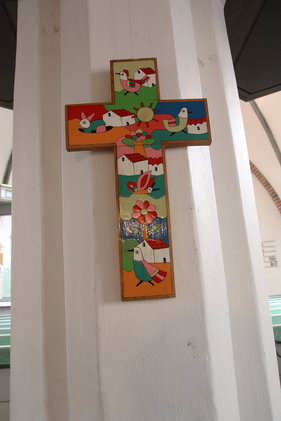 Kreuz an einem Pfeiler in St.-Clemens-St.-Katharinen Seedorf