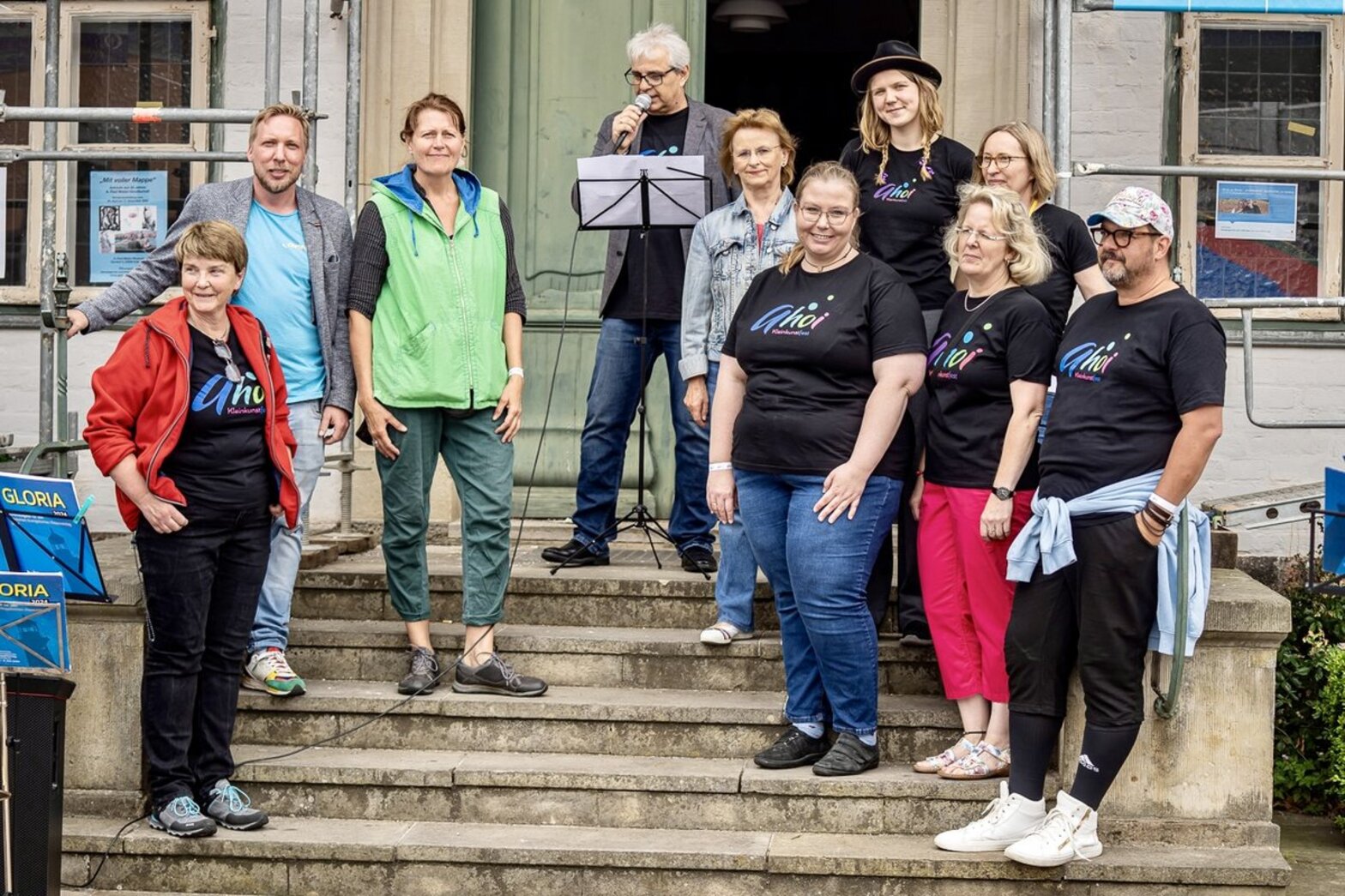 Menschen stehen vor einem Gebäude