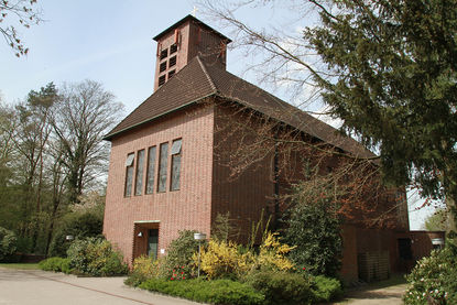 Außenansicht der Heilig-Geist-Kirche Wohltorf von schräg vorne - Copyright: Ev.-Luth. Kirchenkreis Lübeck-Lauenburg