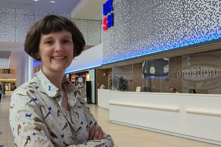Frau im Haupteingang der Uniklinik Lübeck UKSH - Copyright: Oliver Pries