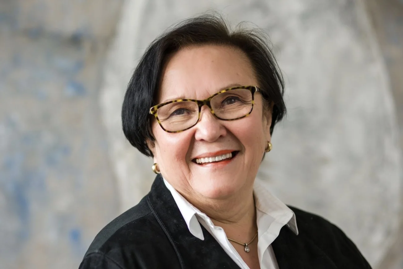 Eine Frau blickt in die Kamera.