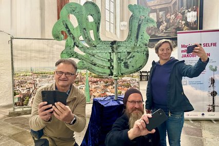 Drei Menschen in einer Kirche machen ein Selfie - Copyright: Bastian Modrow