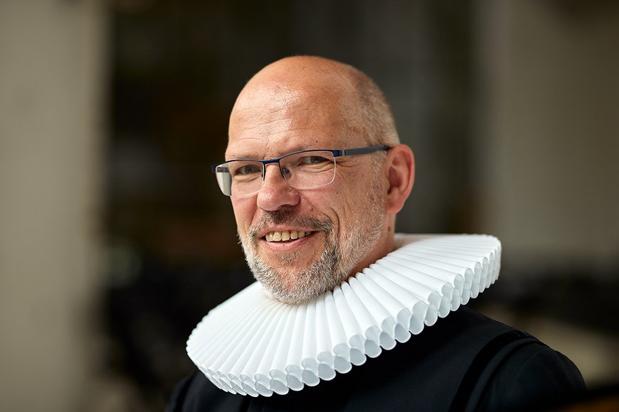 Mann mit Halskrause lächelt in die Kamera - Copyright: Martin Klatt