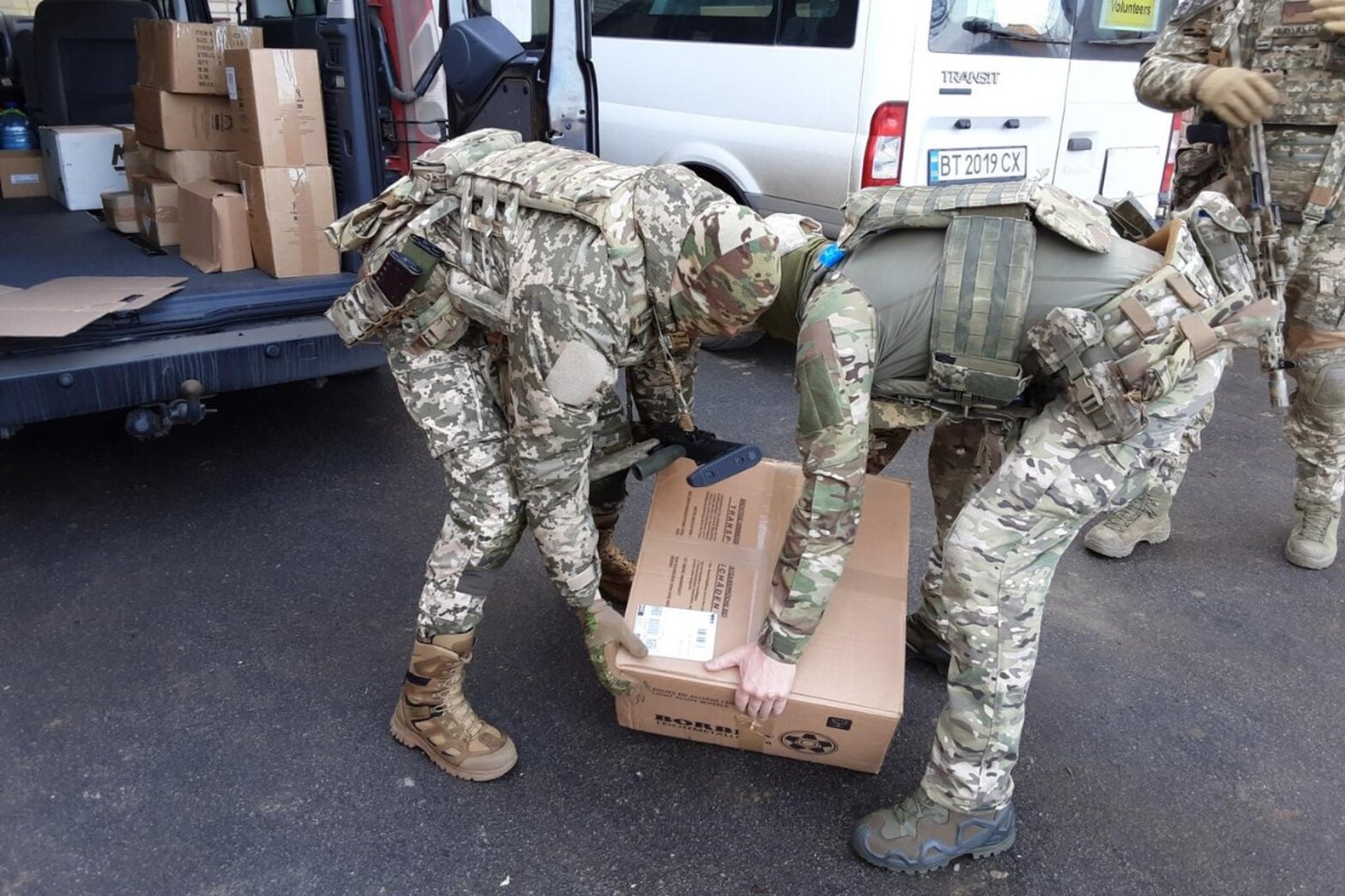 Zwei Transporter mit Hilfsgütern