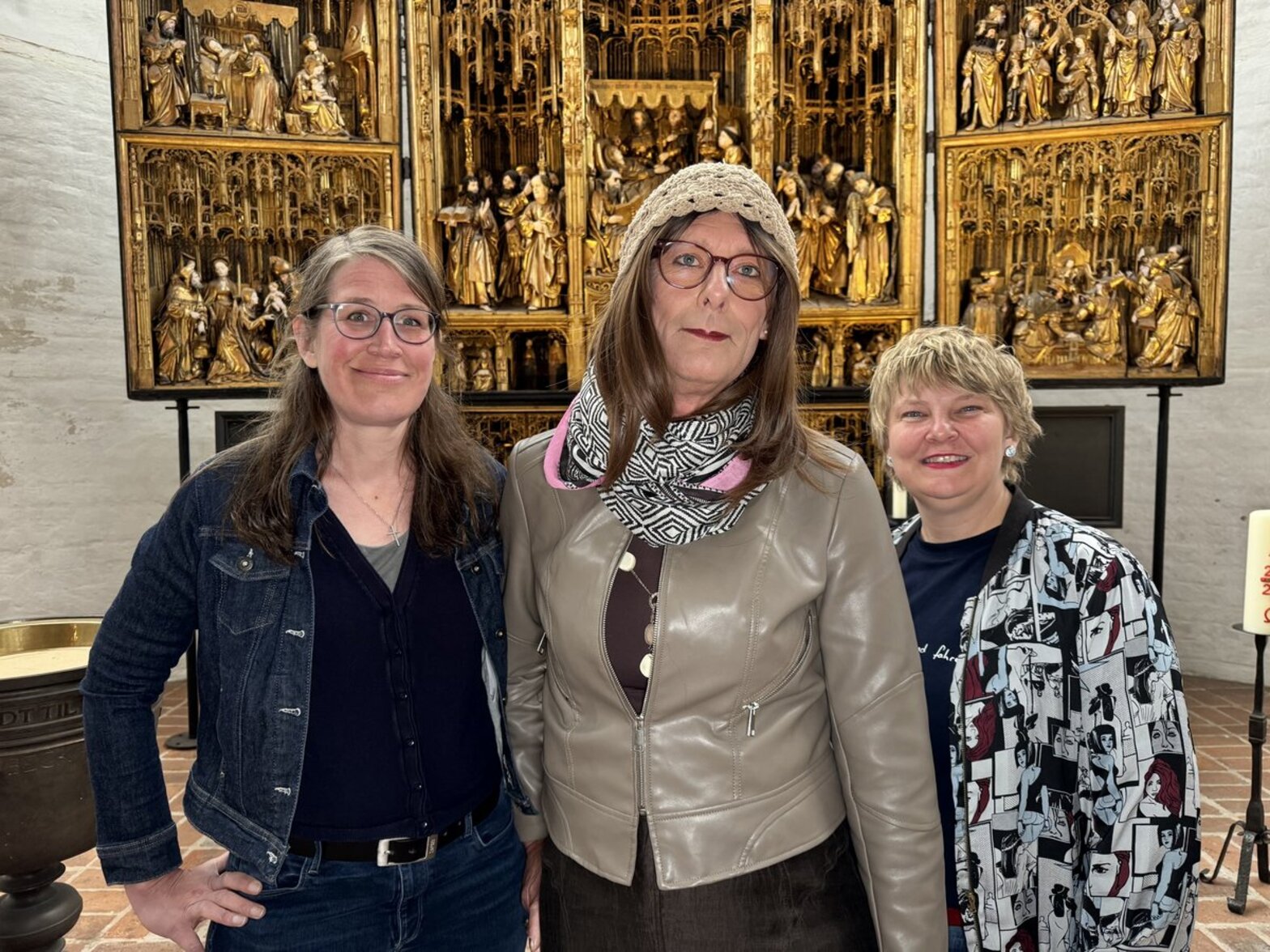 Drei Frauen schauen in die Kamera