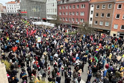 Blick auf eine Menschenmenge - Copyright: Bastian Modrow