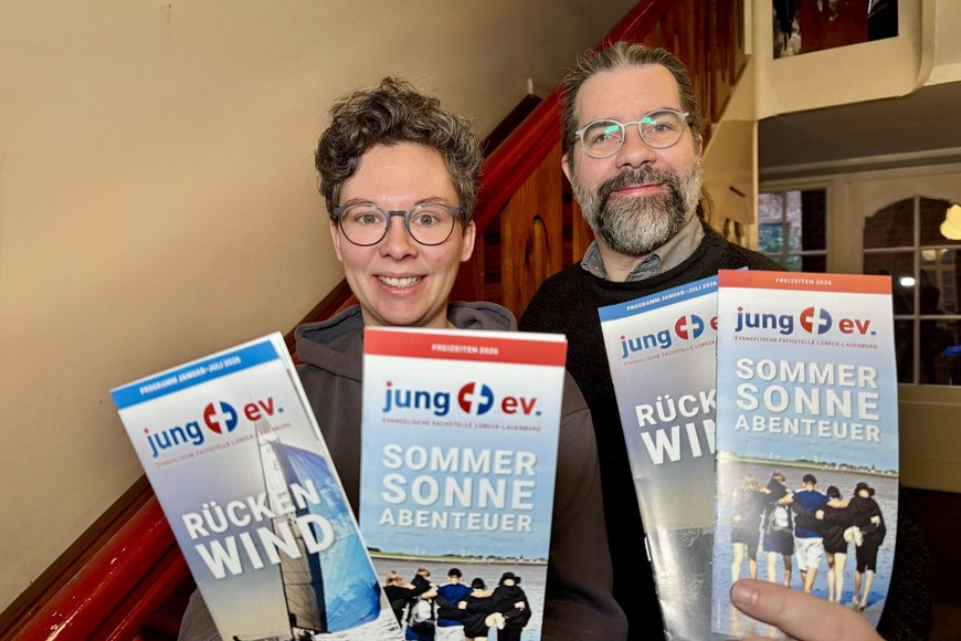 Zwei Personen halten Flyer in die Kamera - Copyright: Bastian Modrow 