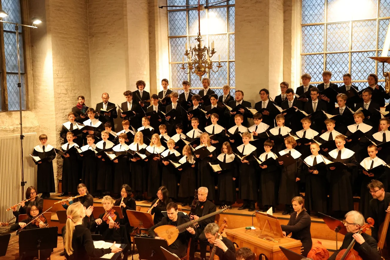 Knabenchor singt in einer Kirche
