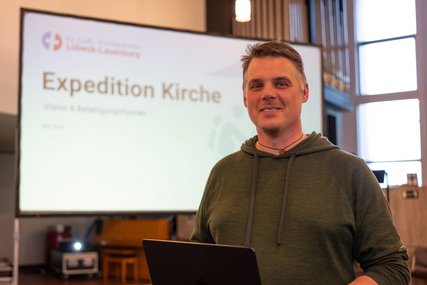 Ein Mann steht vor einer Videowall - Copyright: Oliver Beck