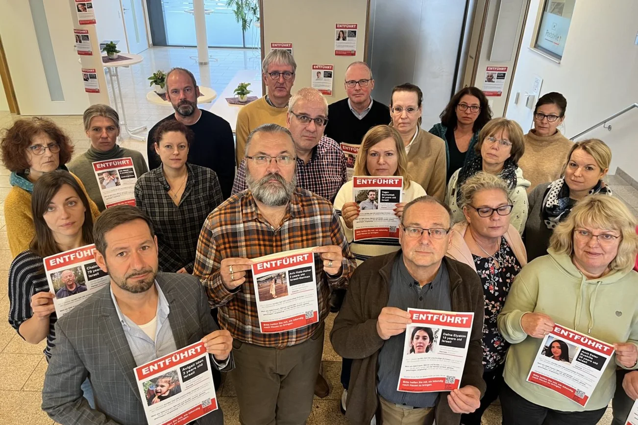 Menschenstehen in einem Raum und zeigen Plakate