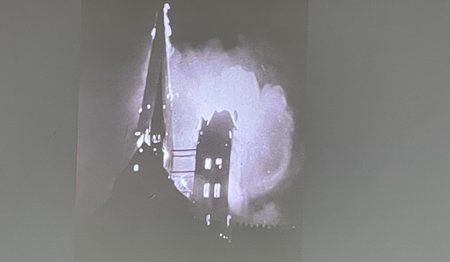 Die Domtürme brennen in der Palmarumnacht 1942.