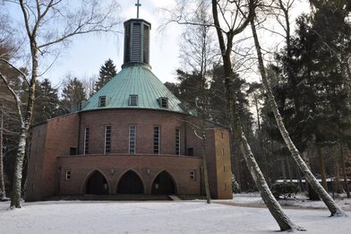 Kirche Aumühle im Winter mit Schnee auf der Kirchenwiese - Copyright: Susanne Bornholdt